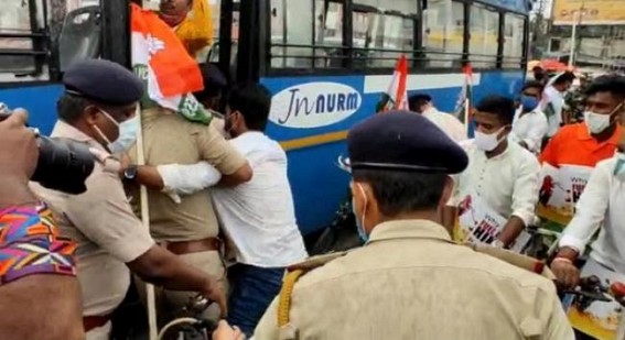 Fuel Price Hike : Youth congress activists were arrested from protest spot citing Covid guidelines violation Fuel Price Hike : Youth congress activists were arrested from protest spot citing Covid guidelines violation